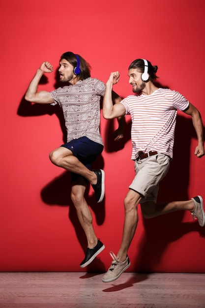 Foto retrato de corpo inteiro de dois jovens irmãos gêmeos alegres