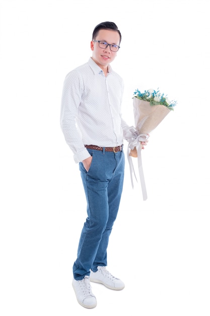 Retrato de corpo inteiro de jovem asiático segurando flores