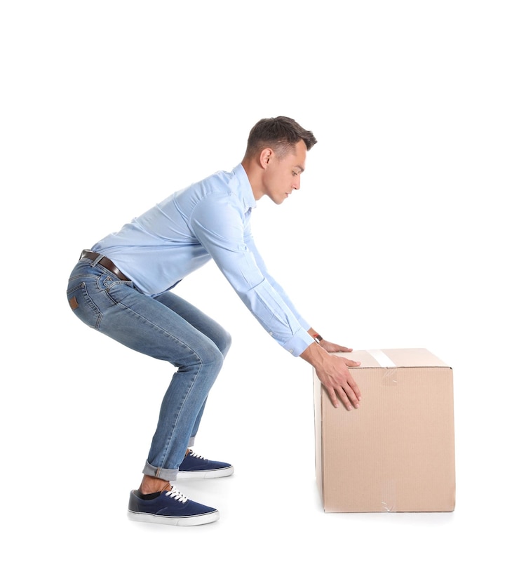 Foto retrato de corpo inteiro de jovem levantando caixa de papelão pesada no fundo branco conceito de postura