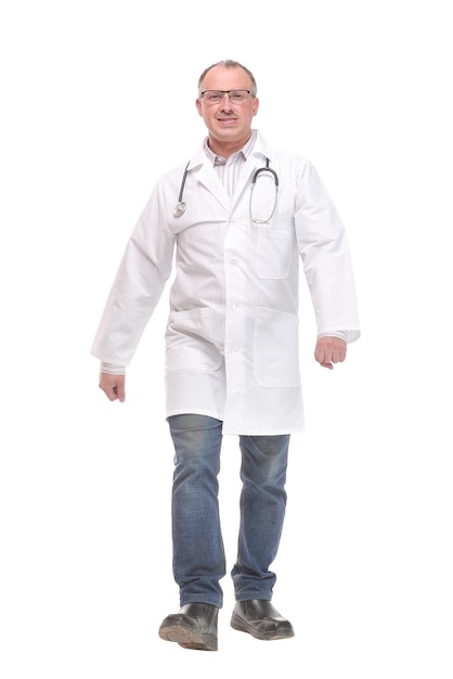 Retrato de corpo inteiro de médico masculino andando isolado no branco. Equipe médica