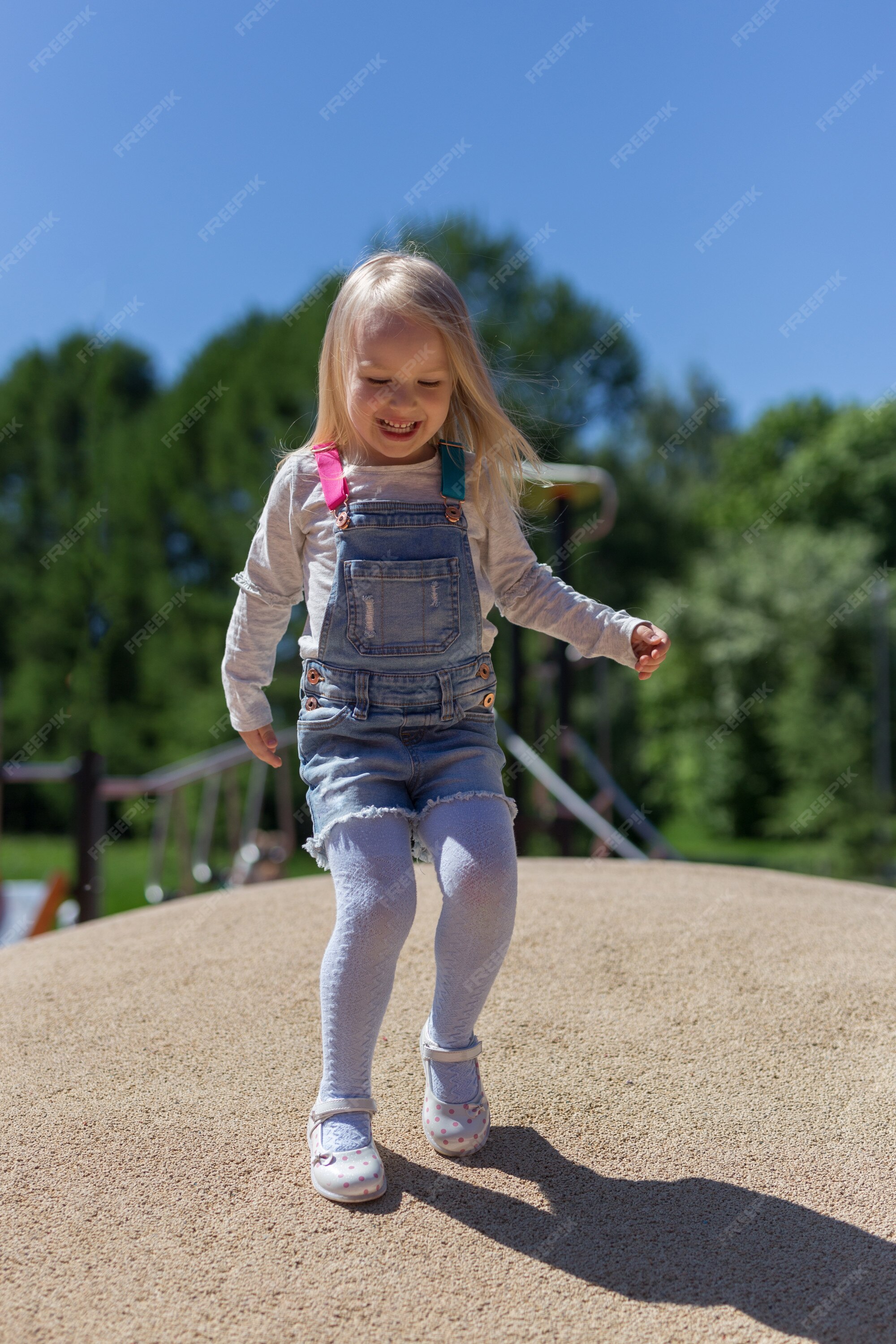 Retrato de uma menina loira de 10 anos no parque