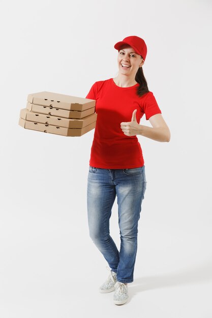 Retrato de corpo inteiro de mulher feliz na tampa vermelha, t-shirt dando comida pedir pizza caixas isoladas no fundo branco. Correio feminino segurando pizza italiana em flatbox de papelão. Conceito de serviço de entrega.