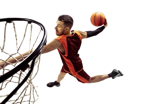 Retrato de corpo inteiro de um jogador de basquete com a bola