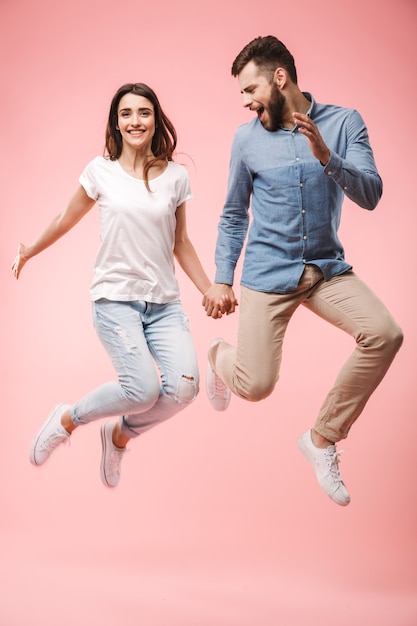 Foto retrato de corpo inteiro de um jovem casal animado