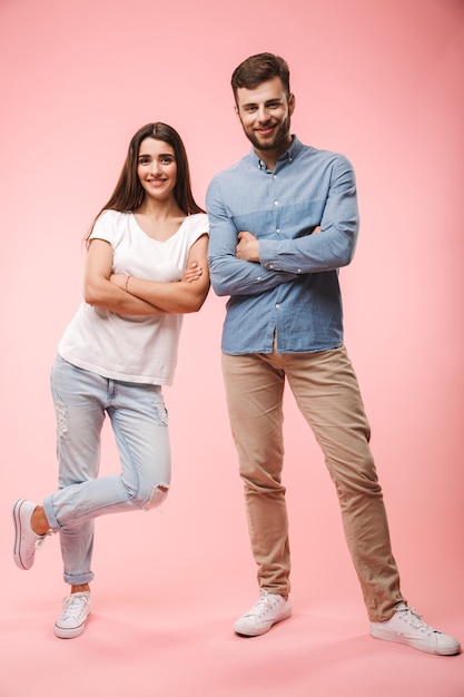 Retrato de corpo inteiro de um jovem casal sorridente