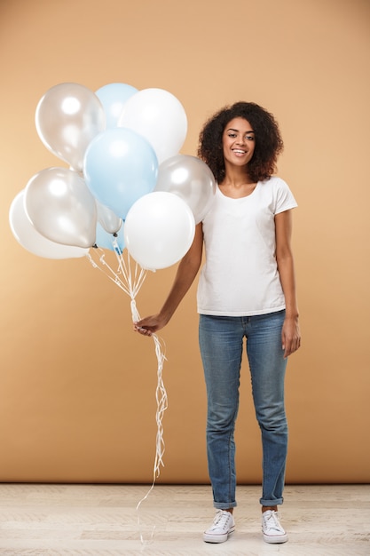 Retrato de corpo inteiro de uma jovem africana amigável