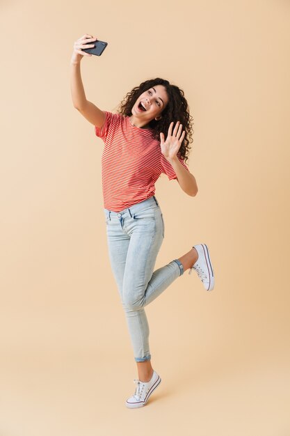 Foto retrato de corpo inteiro de uma jovem alegre