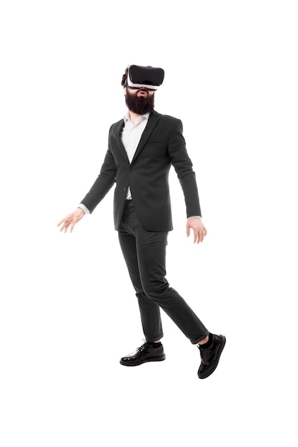Retrato de corpo inteiro do empresário em óculos de realidade virtual, isolado no espaço em branco