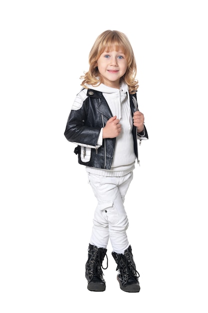 Retrato de corpo inteiro do garotinho fofo em uma jaqueta de couro preta, isolado no fundo branco