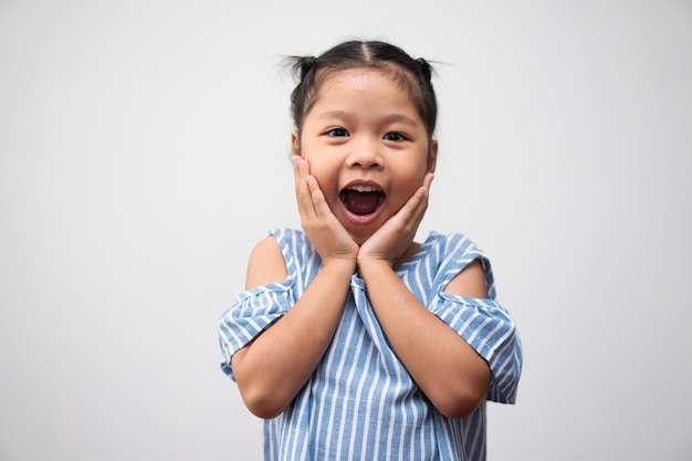 Retrato de criança asiática de 5 anos e para pentear o cabelo e um grande sorriso no fundo branco