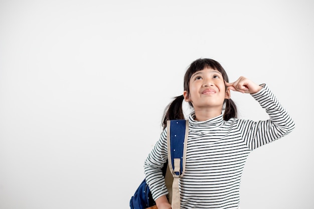 Retrato de criança asiática em uniforme escolar com mochila escolar em fundo branco