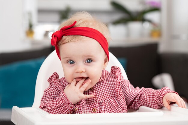 Foto retrato de criança bebê na cadeira