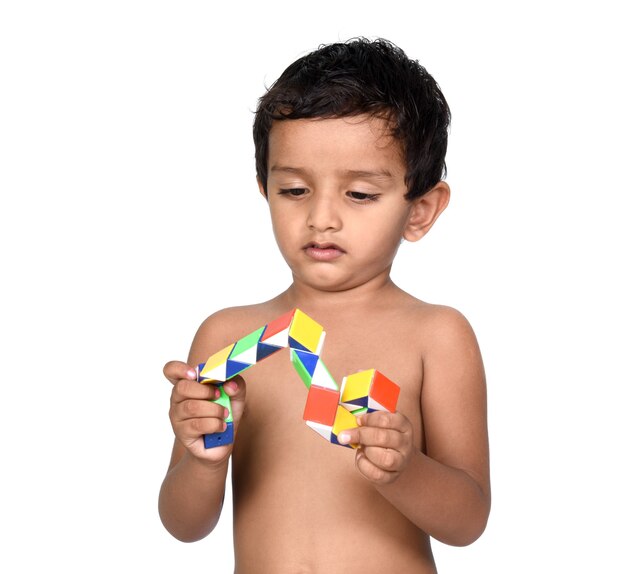 Retrato de criança brincando com um brinquedo em um fundo branco