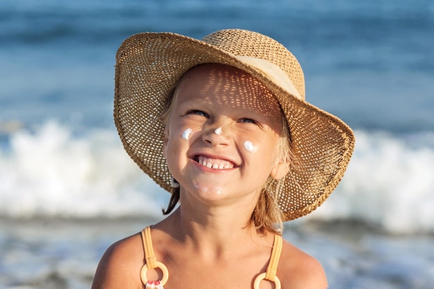 Retrato de criança do mar Criança relaxando na praia contra as ondas do mar Garota engraçada, criança emocional Summe