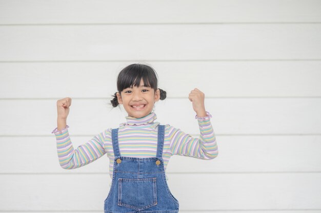 Retrato de criança feliz asiática em fundo branco