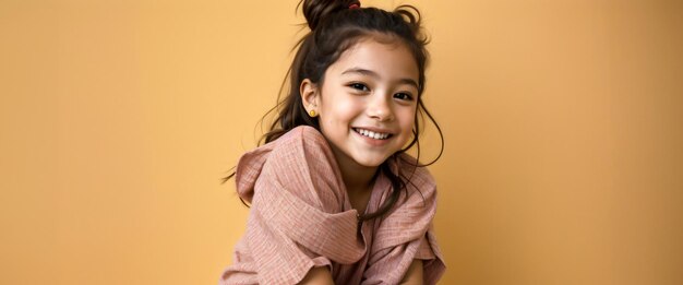 Retrato de criança feliz criança menina em fundo amarelo Criado com IA generativa