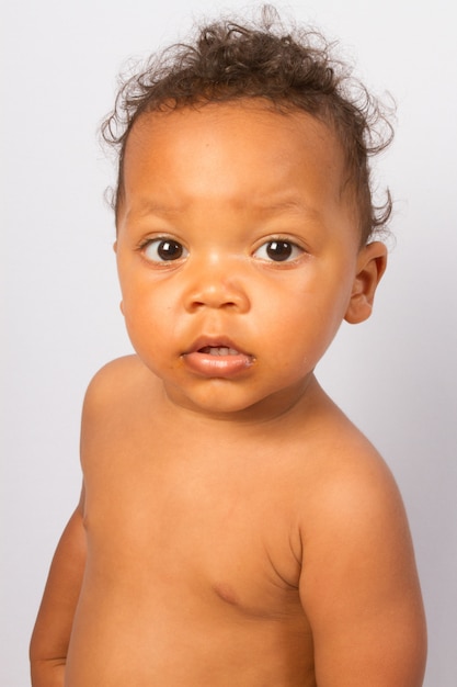 Foto retrato de criança negra menino americano de mistura