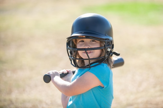 Retrato de criança no capacete de beisebol e taco de beisebol pronto para rebater