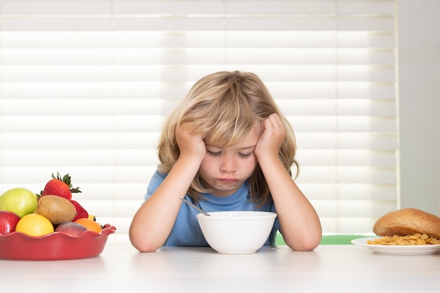 Retrato de criança sem conceito de apetite de perda de apetite bot infantil comendo refeição nutrição saudável