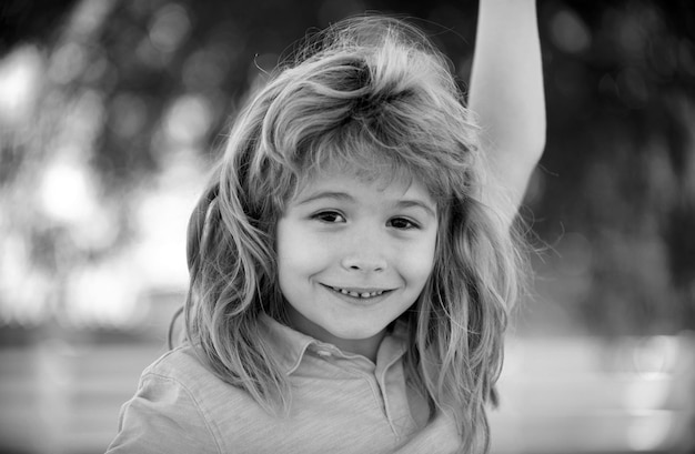 Retrato de criança sorridente ao ar livre criança loira adorável menina menino closeup ao ar livre no verão