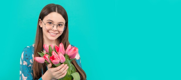 Retrato de criança sorridente em copos com tulipas mães ou criança do dia das mulheres segura flores Bandeira da primavera menina com buquê de flores de tulipas retrato de estúdio com espaço de cópia