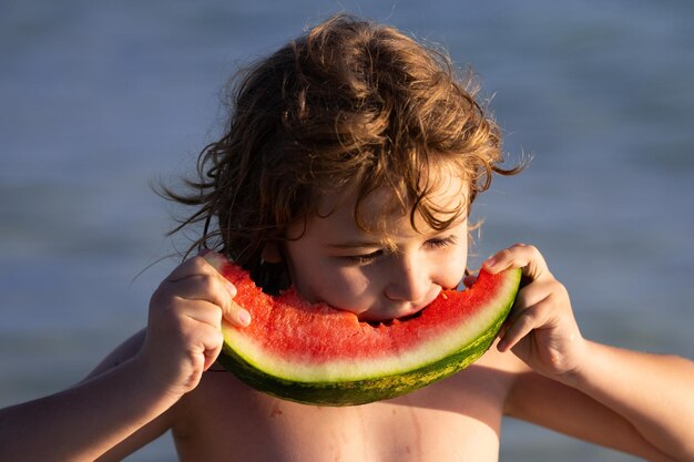 Retrato de crianças de verão com frutas e suco de melancia frutas sazonais de verão segurando fatia