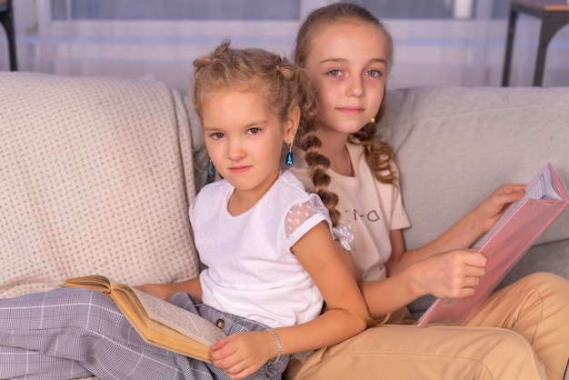 retrato de crianças juntas em casa no sofá foto de família