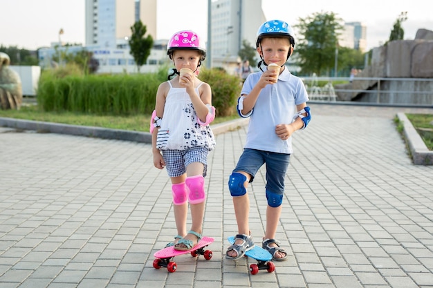 Retrato de crianças no parque com patins e comem sorvete