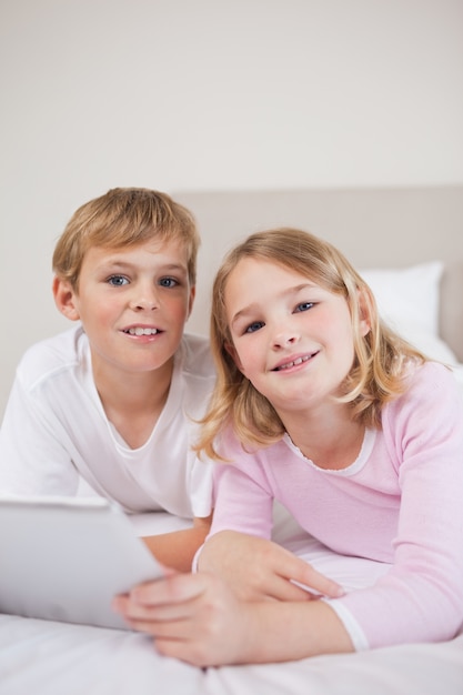 Retrato de crianças usando um tablet computador