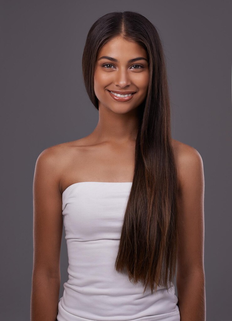 Foto retrato de cuidados com o cabelo e mulher feliz com beleza ou cuidados com a pele isolados em fundo de estúdio cinza cosméticos de penteado e rosto de modelo indiano em maquiagem no salão para brilho ou corpo no cabeleireiro