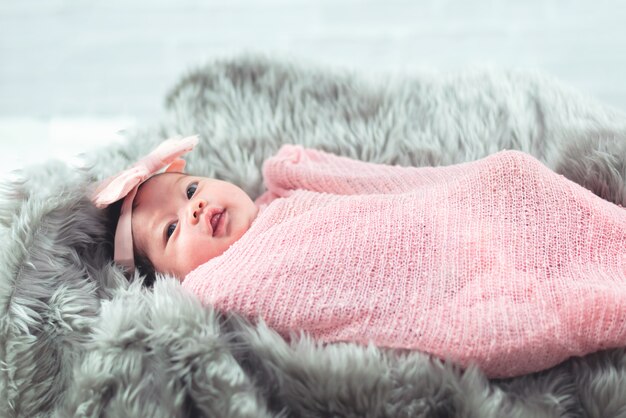 Retrato, de, cute, bebê, cama