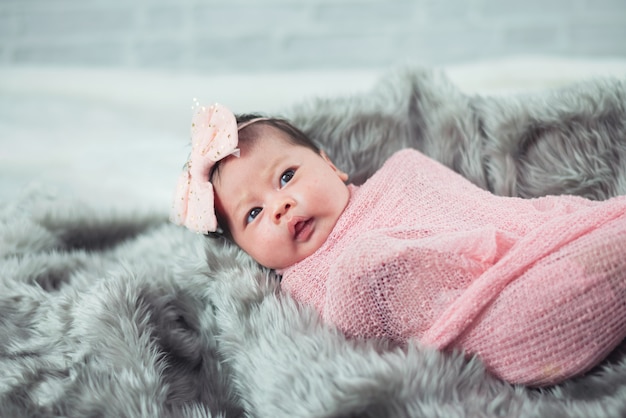 Retrato, de, cute, bebê, cama