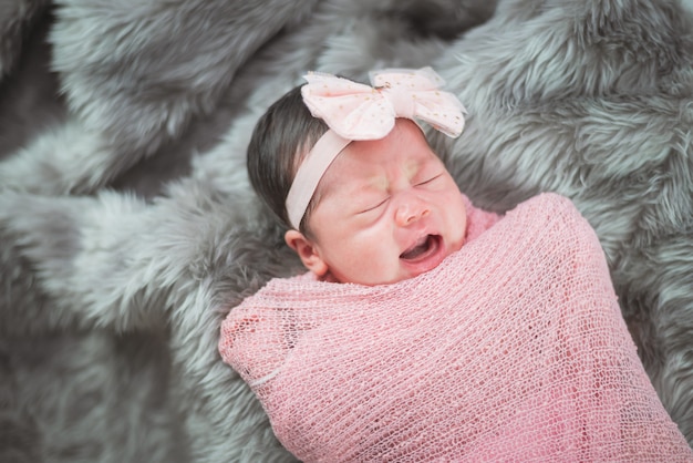 Retrato, de, cute, bebê, cama