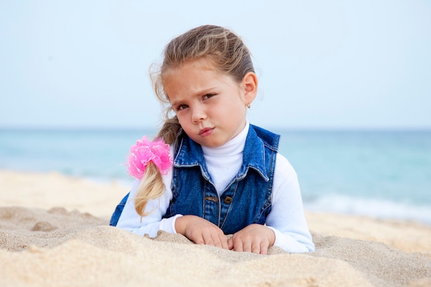 Retrato, de, cute, menina jovem, praia