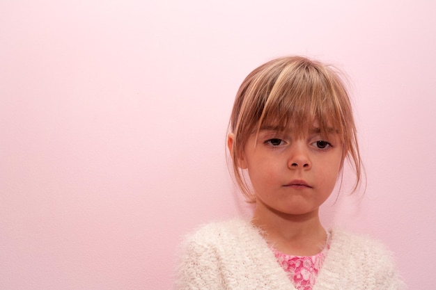 Retrato, de, cute, menina, olhando