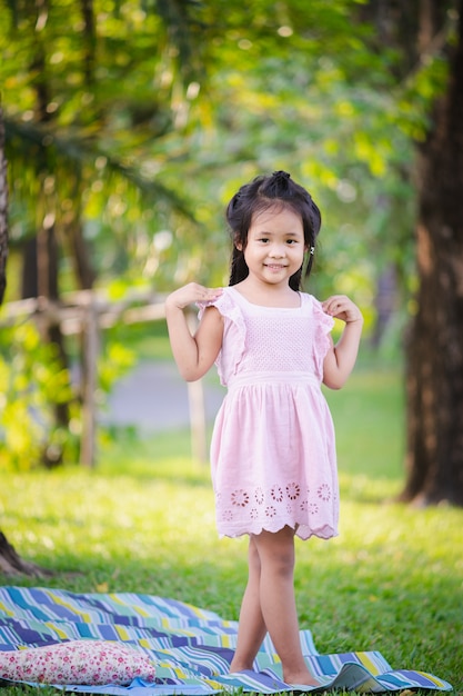 Retrato, de, cute, menininha, ficar, parque