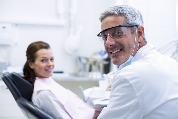 Retrato de dentista e paciente do sexo feminino