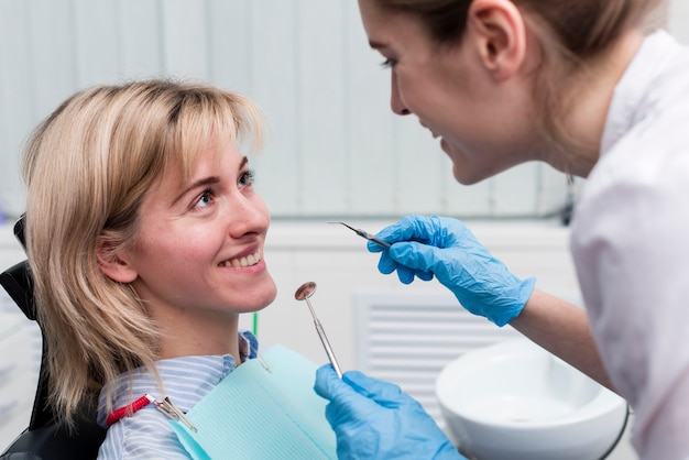 Foto retrato de dentista, realizando check-up de dentes