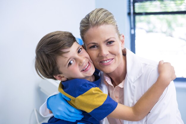 Retrato de dentista sorridente com menino