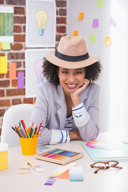 Retrato de designer de interiores feminino na mesa