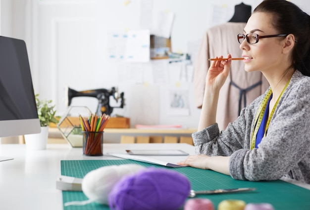 Retrato de designer de moda trabalhando em seu estúdio