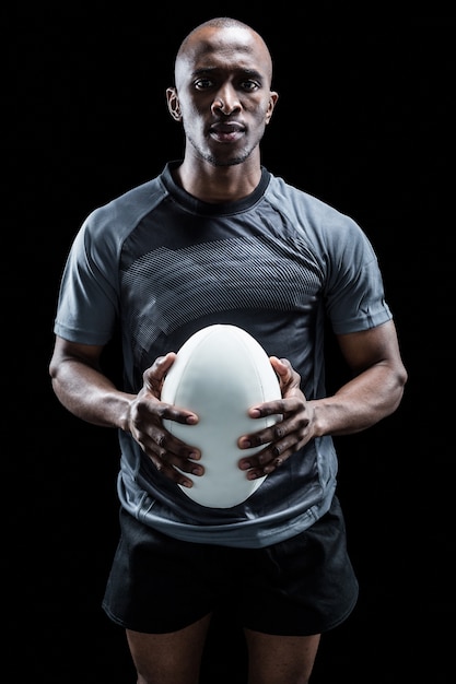 Retrato de determinado jogador de rugby que segura a bola