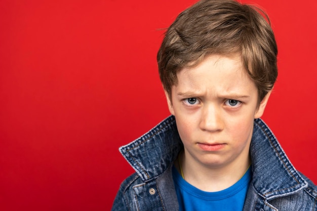 Retrato de determinado menino caucasiano bonito em idade pré-escolar