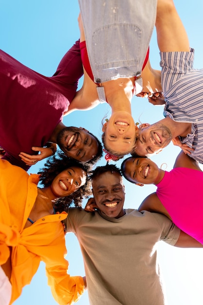 Retrato de diversos amigos felizes abraçando e sorrindo na praia, com espaço de cópia. Passar tempo de qualidade, estilo de vida, amizade, verão e conceito de férias.