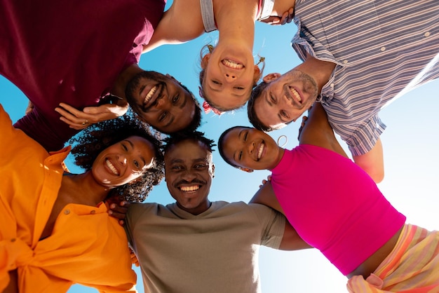 Retrato de diversos amigos felizes abraçando e sorrindo na praia, com espaço de cópia. Passar tempo de qualidade, estilo de vida, amizade, verão e conceito de férias.