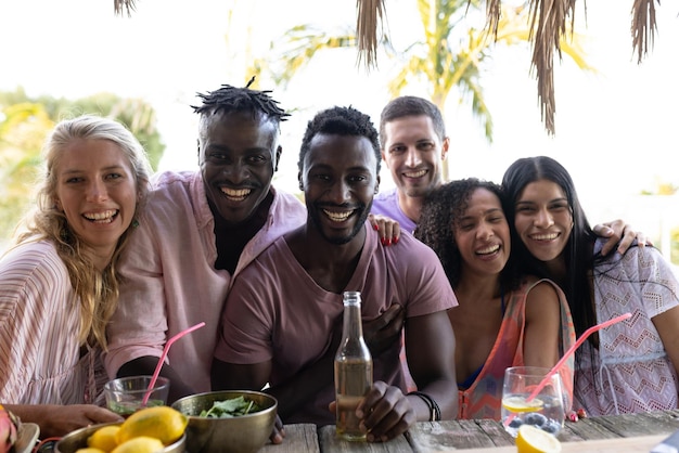 Retrato de diversos amigos felizes abraçando e sorrindo na praia, com espaço de cópia. Passar tempo de qualidade, estilo de vida, amizade, verão e conceito de férias.