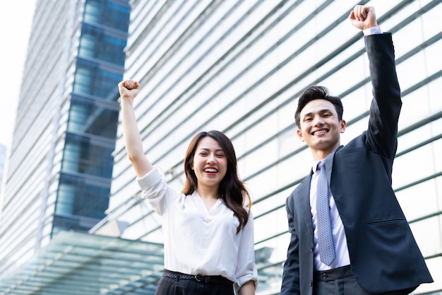 Retrato de dois empreendedores com expressão de vitória