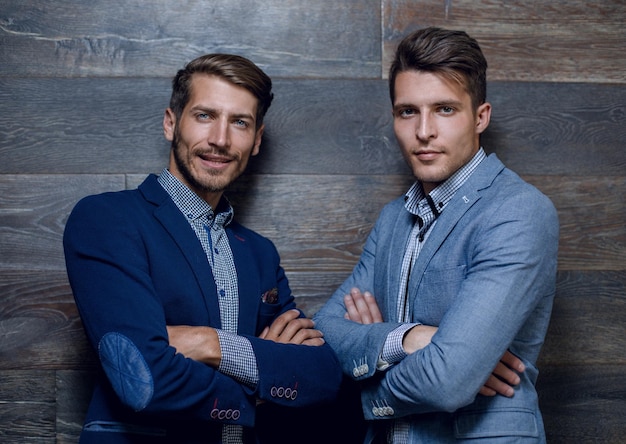 Retrato de dois empresários bonitos CEO e sorriso confiante executivo