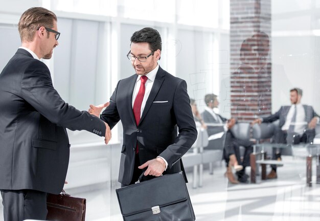 Retrato de dois empresários felizes apertando a mão depois de fechar um acordo promissor