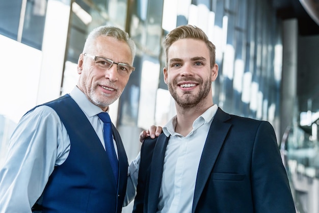 Foto retrato de dois empresários olhando na câmera